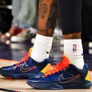 雷速体育app下载-格林穿着Kobe5，得到26分5篮板6助攻1抢断